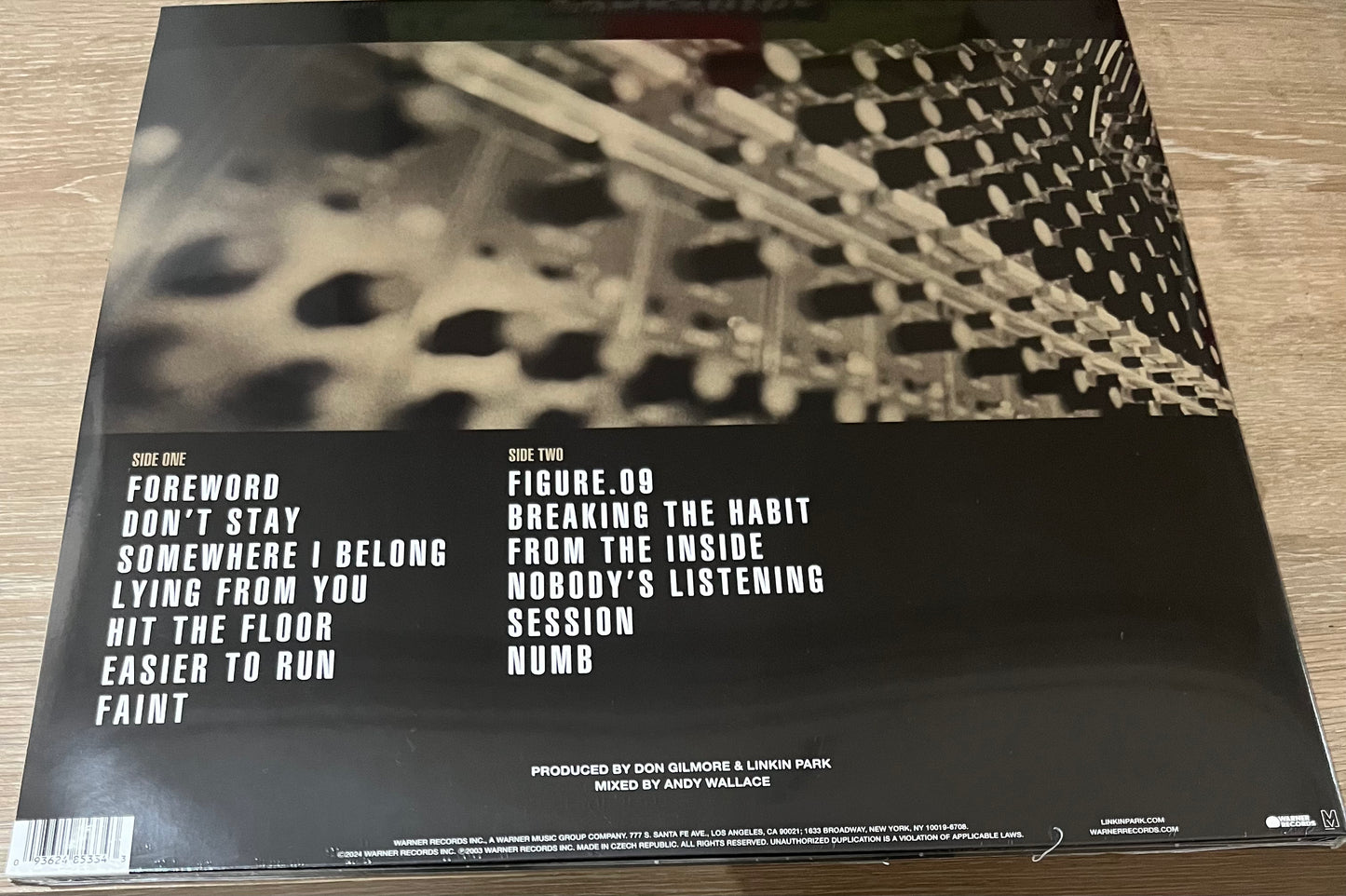 The back of 'Linkin Park Meteora' on vinyl