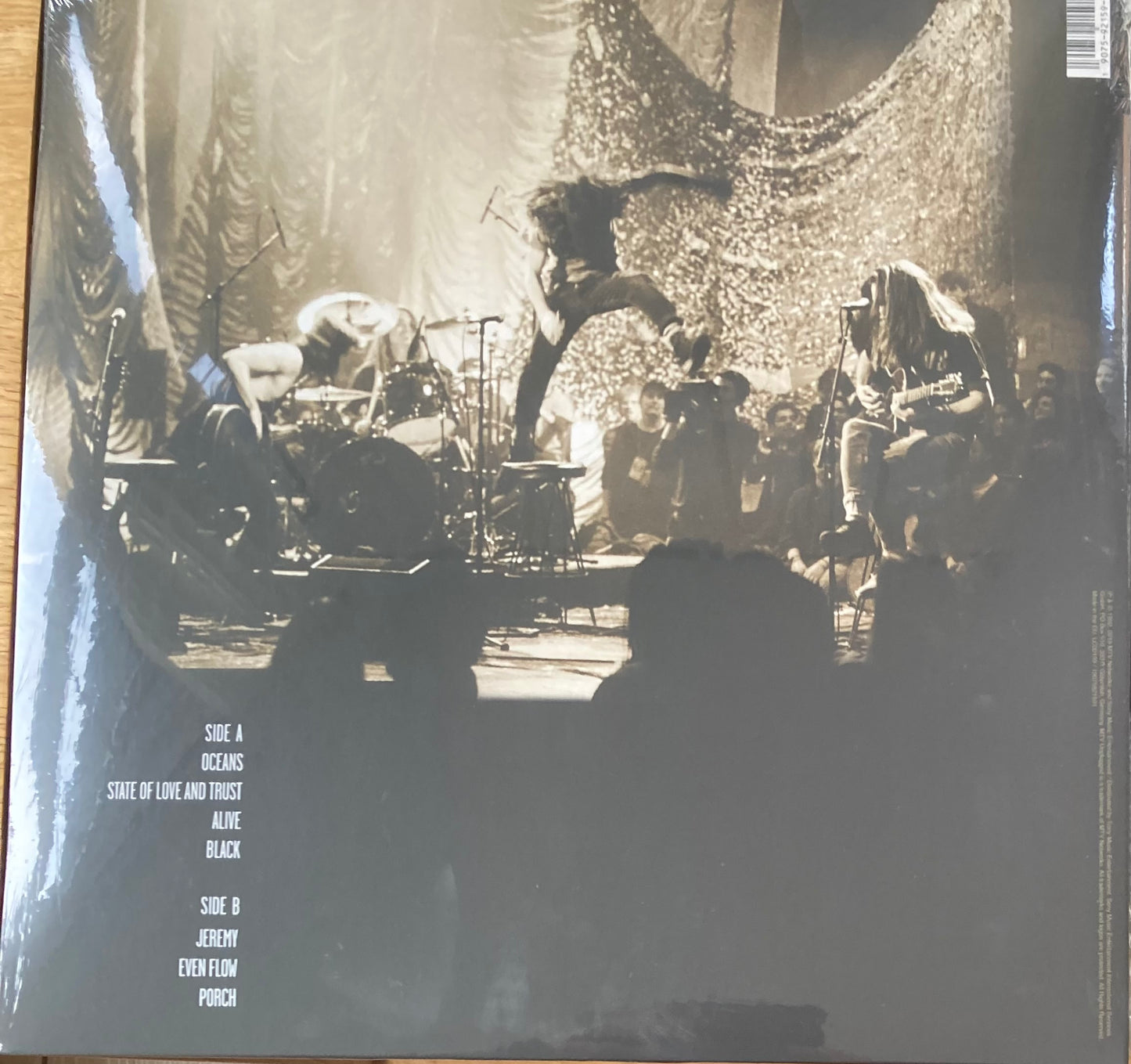 The back of 'Pearl Jam MTV Unplugged' on vinyl