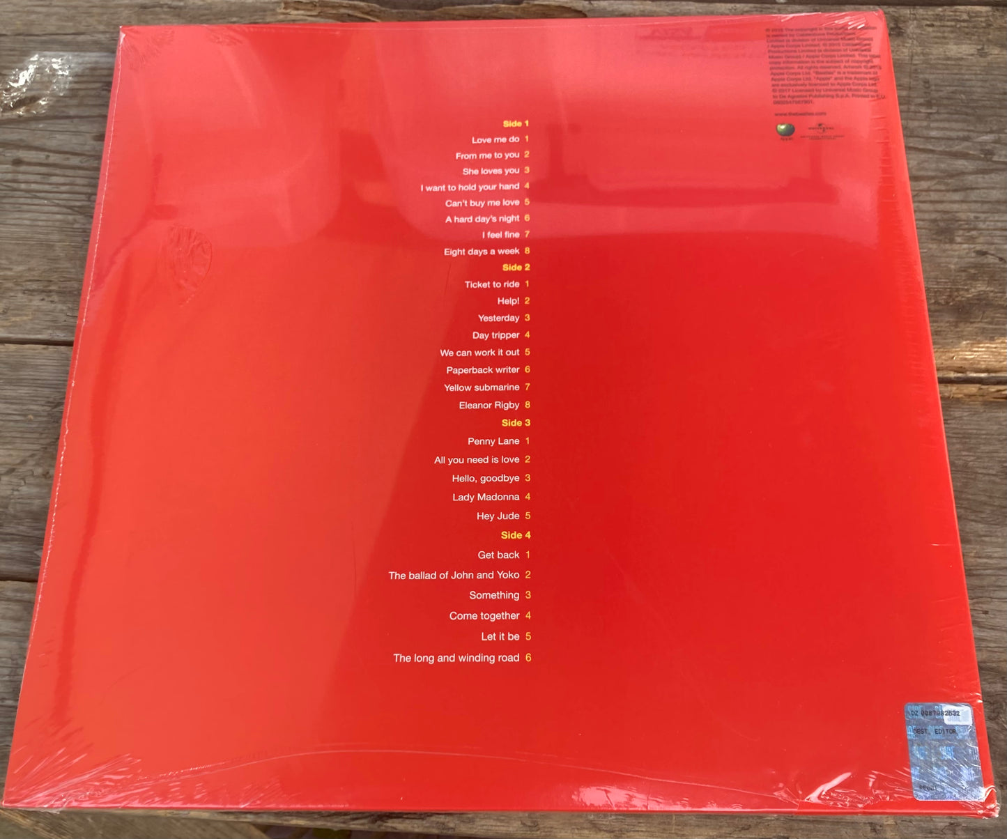 The back of 'The Beatles - 1' on vinyl