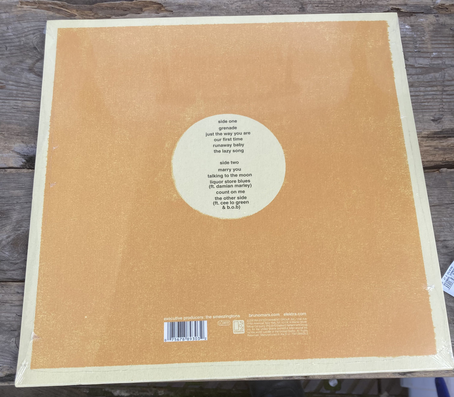 The back of 'Bruno Mars - Doo-Wops and Hooligans' on vinyl